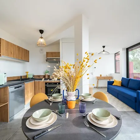 Renovated With Balcony And Parking Apartman