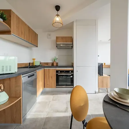Lejlighed Renovated With Balcony And Parking *