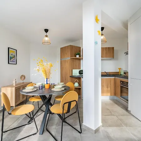 Renovated With Balcony And Parking * Saint-Raphael (Var)