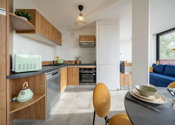 Lejlighed Renovated With Balcony And Parking *
